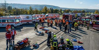 Eines der Szenarien der Großübung „Heißer Süden“ 2017: ein angenommenes Busunglück auf der A81 bei Gärtringen.